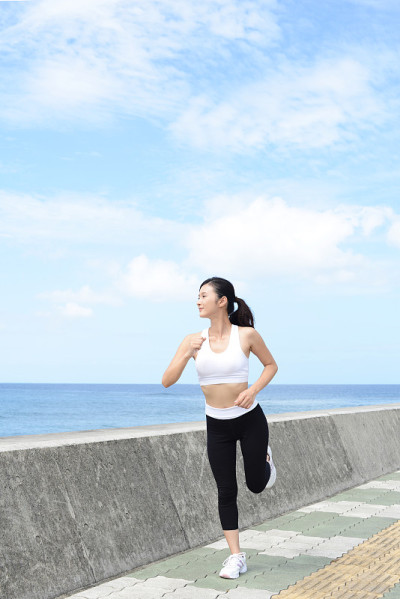 年轻女子在海边慢跑