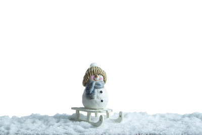 圣诞玩具在雪白的背景上。