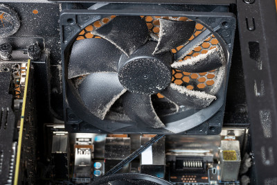 桌面PC内部组件上的灰尘。