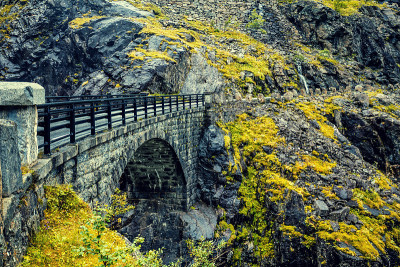 山上的石桥。Trollstigen, trols Path，挪威