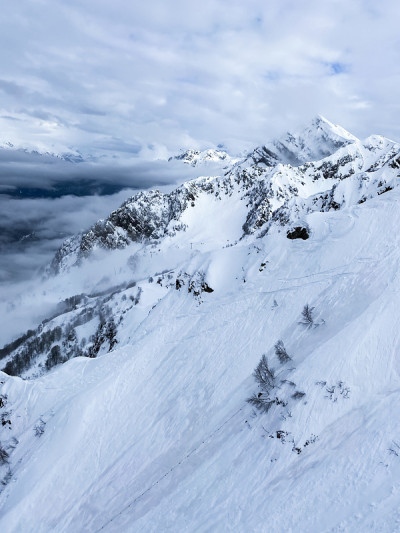 雪山。天空。雪。