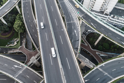 多云天气城市公路和立交桥鸟瞰图
