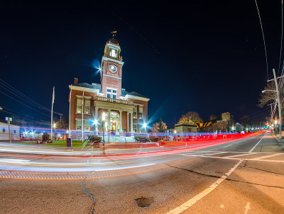 华威市市政厅的夜景