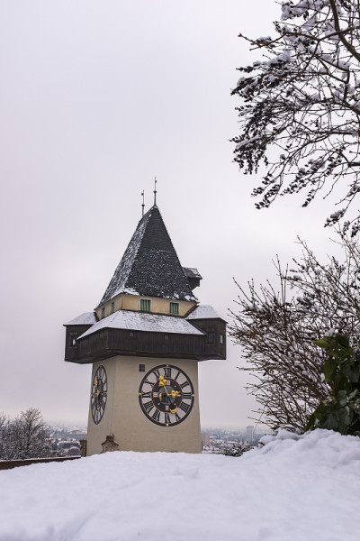 格拉茨Schlossberg山上的地标Uhrturm在下雪的冬天