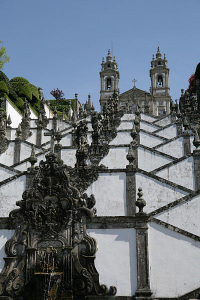 美丽的教堂和楼梯在Bom Jesus do Monte，葡萄牙