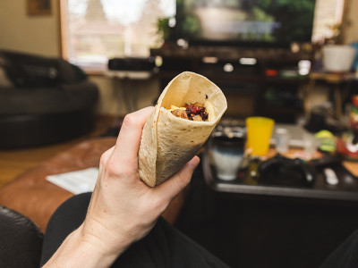 在客厅里放早餐玉米煎饼