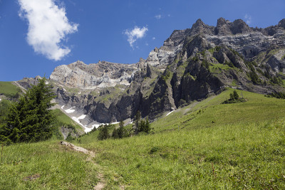 高山牧场。拉克斯d湖之旅'Antème和凹痕杜米迪(Champéry，瑞士)