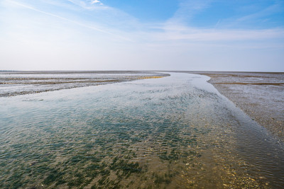 一条大河，在库克斯黑文的萨伦堡北海的泥滩上漂浮