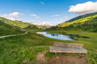 在美丽的勒夸伦山脉进行美妙的徒步旅行