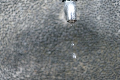 公园里有水的水龙头。关闭了。