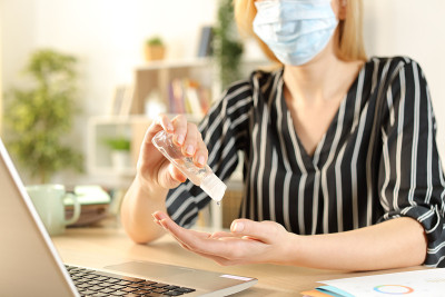 企业家双手用口罩用消毒液揉搓