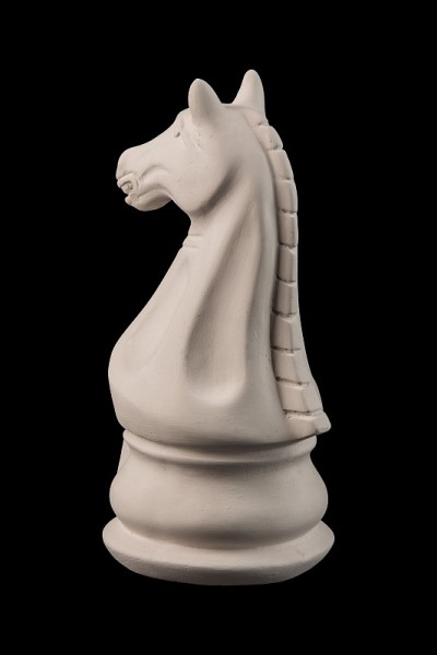 石膏像棋子，马，黑色背景