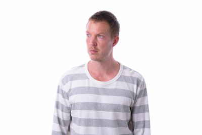 年轻英俊的男人在白色的背景下孤立思考