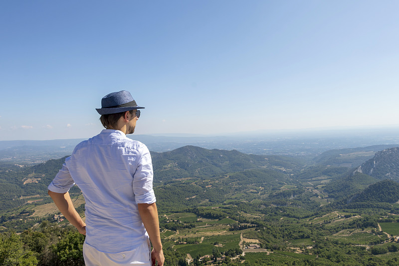 年轻英俊的男子旅行回望山，高加索男性旅行者在普罗旺斯沃克吕兹，法国