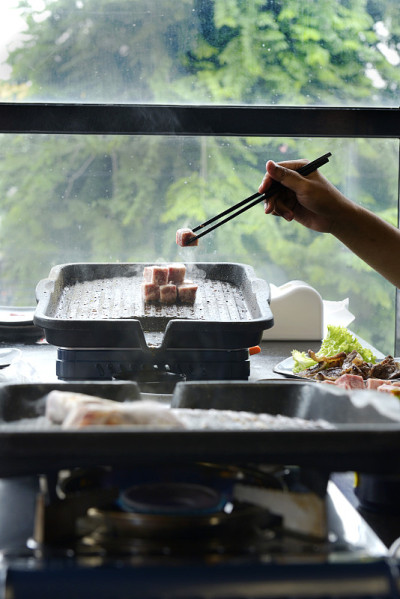 人们在烤韩式烤肉