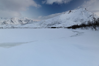 冰冻的Vestpolltjonna海湾脚下的Gronnfjellet山。Austvagoya isl