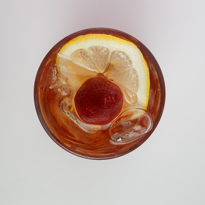 美丽可口的鸡尾酒在一个透明的装饰玻璃