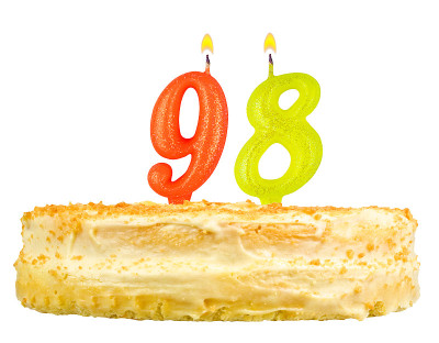 生日蛋糕与蜡烛九十八孤立在白色