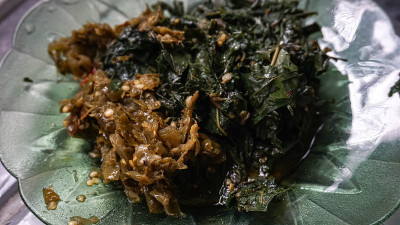 巴东，参巴伊乔和木薯叶的传统美食