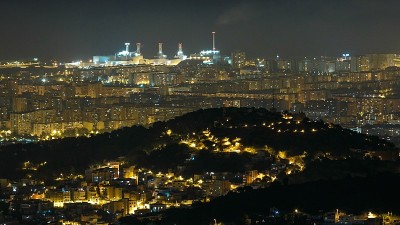 巴塞罗那的全景夜景从提比达博山。西班牙加泰罗尼亚