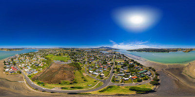 新西兰怀卡托地区拉格兰(Whāingaroa)上空的球面(360度)等矩形全景图