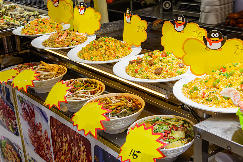 中国的街头食品。场外交易。中国海南省三亚市的一个亚洲海鲜市场里的各种中国新鲜海鲜。铭文:食品名称。