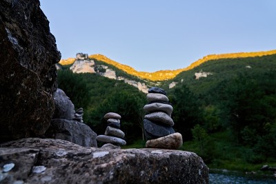 小石塔前的岩石杜塔峡