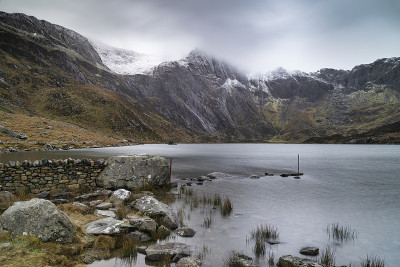美丽的忧郁的冬季景观图像，Llyn Idwal和白雪覆盖的Glyders山脉在斯诺登尼亚