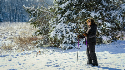 在中西部享受越野滑雪的女人