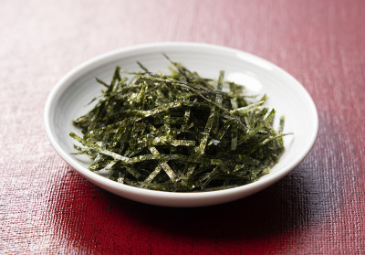 红色背景上的碎海草特写