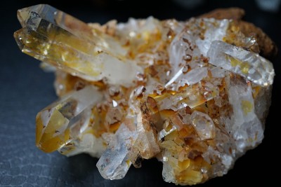 极度接近原始的石英晶体簇。大石英晶体簇近距离。