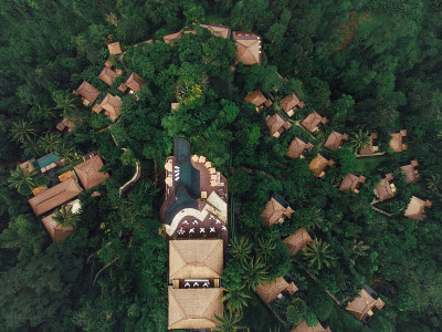 位于热带雨林的豪华度假村