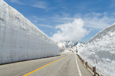 空路和雪墙在日本阿尔卑斯山，翻山越岭黑岩阿尔卑斯路线