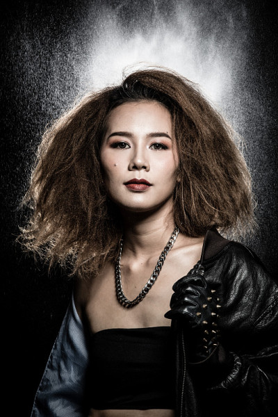 时尚亚洲女人古铜色皮肤，非洲发式，fu头发，眼睛