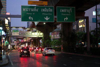 泰国曼谷黎明时分的阿索克蒙特里十字路口