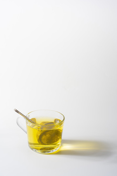 一杯用透明玻璃杯盛着的甘菊茶