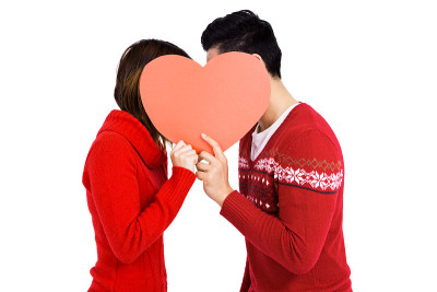 抱着心的年轻夫妇