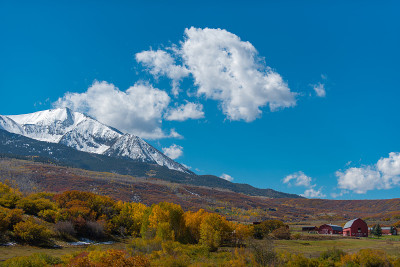 雪山下的红色谷仓