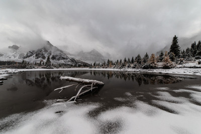 湖在山上，在冬天，周围有雪和山在后面