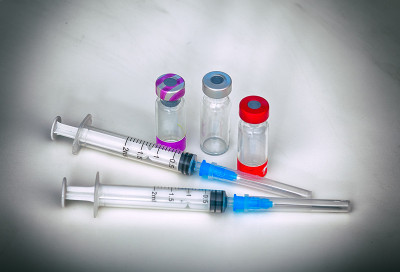 接种疫苗。宠物用疫苗注射器和小瓶