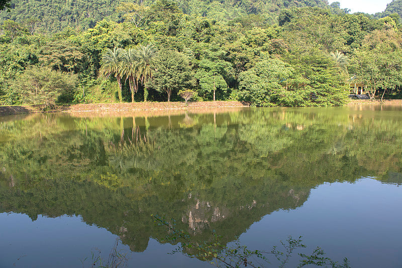 喀斯特地貌在Tam Coc的全景