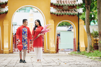 刚结婚的亚洲夫妇