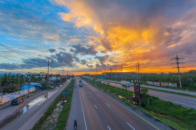 公路上美丽的天空