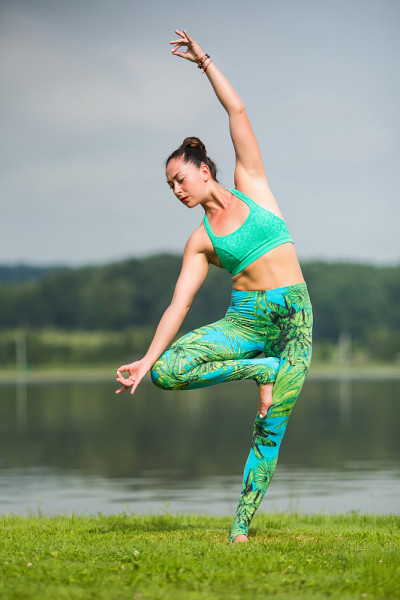 vrikshasana。瑜伽女孩训练户外自然背景。瑜伽的概念。