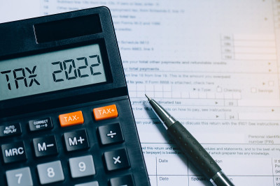 Word Tax 2022在文档计算器上。损益表。支付税率。税收,税收负担。商业和税收概念。