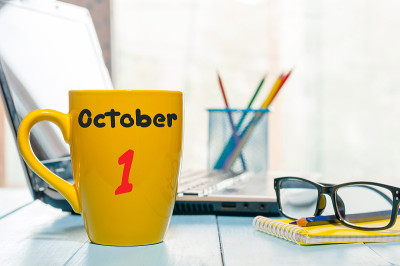 10月1日。月的第一天。日历上的杯子早上