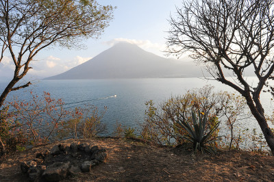 有火山圣佩德罗的阿蒂特兰湖