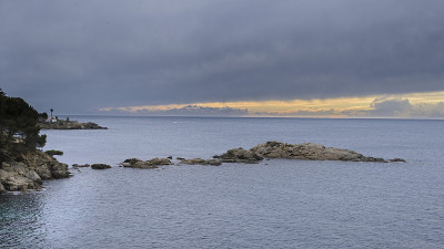壮丽的地中海玫瑰景观，日落的克鲁斯岬，布拉瓦海岸，España