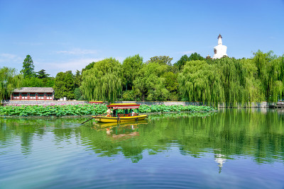 中国北京北海公园的夏天。北海公园的白塔石桥湖