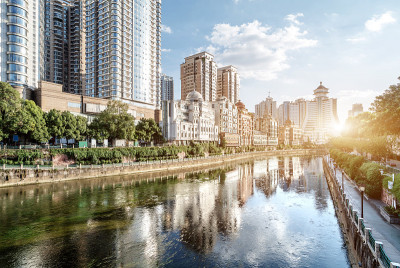 现代高楼和桥梁，贵阳城市景观，中国。